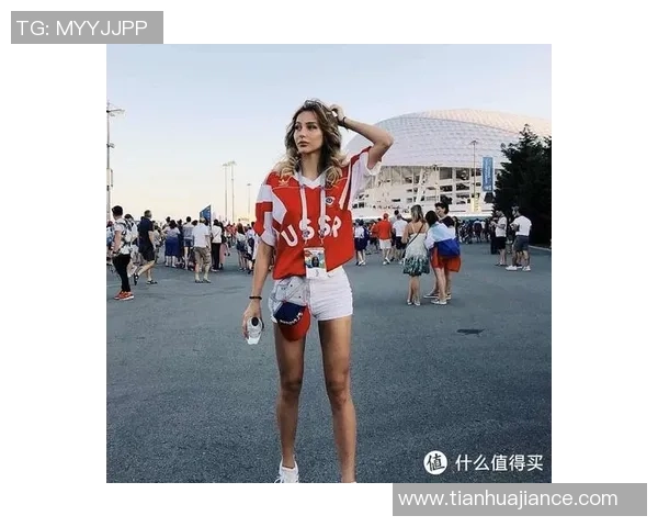 足球场上的时尚风潮：球星穿卫衣搭配球衣展现个性与潮流